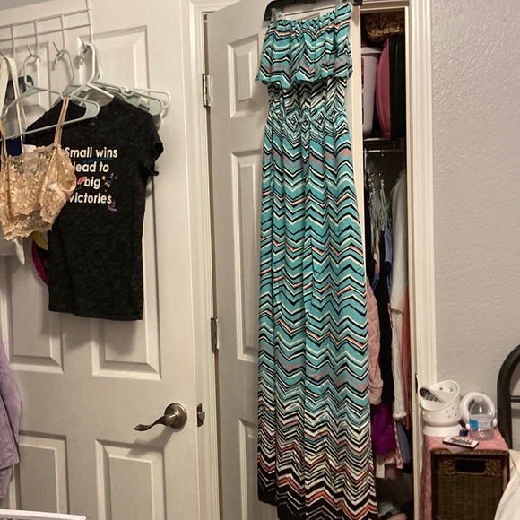 Random Clothing Lot. - Picture 2 of 2